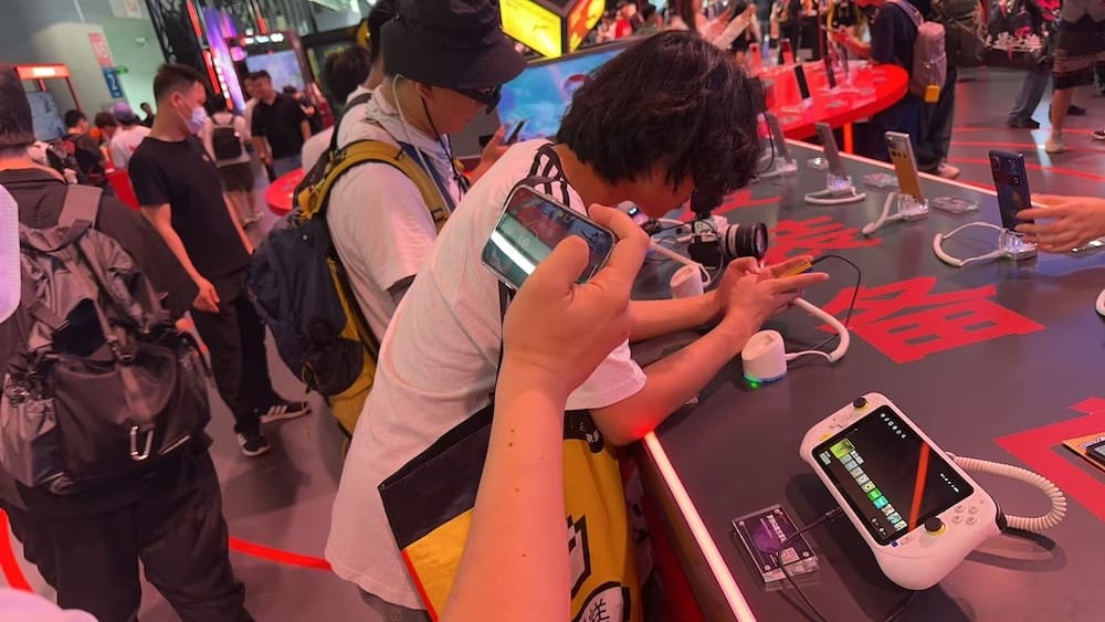 云游戏掌机展示桌面系统:为官方零售店 Demo 体验定制的 Android 桌面